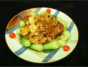 美味炒肉配清爽黄瓜