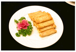 美味炸春卷摆盘精致