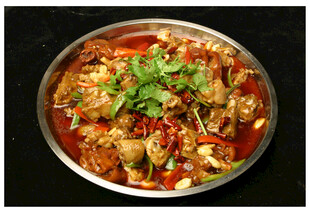 香辣美味的特色炖鸡料理