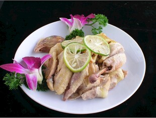 柠檬装饰的美味白切鸡