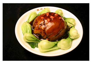 红烧肘子配青菜