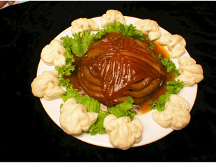 梅菜扣肉配花卷摆盘精致