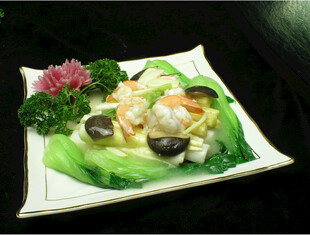 精致摆盘海鲜蔬菜佳肴