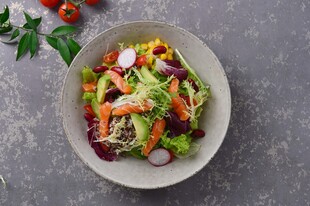 美味蔬菜沙拉摆盘展示