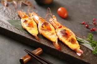 香烤大虾摆于精致石板上