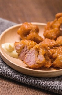 美味炸鸡块摆放在木盘上