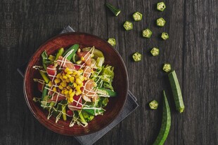 美味蔬菜沙拉摆拍图