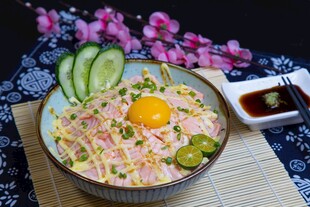 日式火腿蛋盖饭美食图