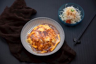 美味芝士焗饭与凉拌小菜