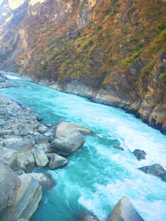 湍急河流与山间嶙峋怪石