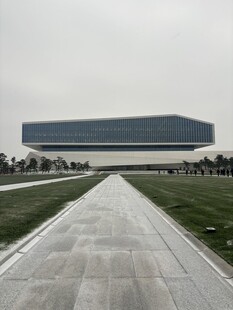 现代风格建筑前的开阔道路