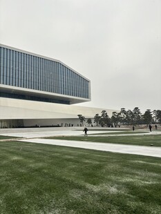 现代风格建筑前的开阔草坪