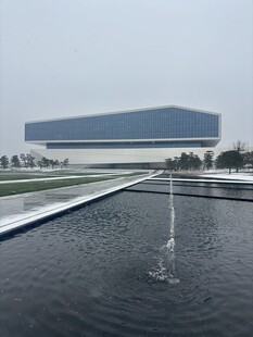 现代建筑旁的水景喷泉