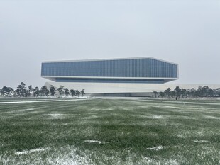 悬浮建筑于开阔草地之上