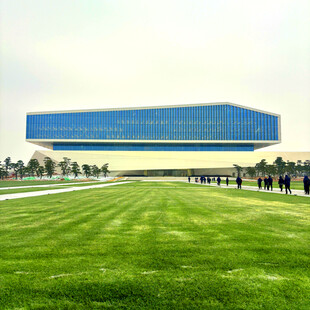 宽阔草坪上的现代建筑