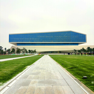 现代风格建筑前的开阔步道