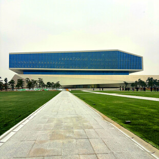 现代感建筑前的开阔步道