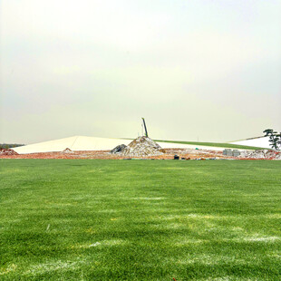 机场草地与远处停放飞机