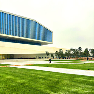 现代风格的大型建筑景观