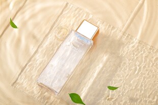 透明瓶身护肤品展示图