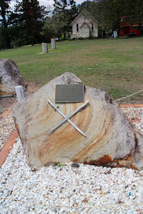 树桩上的金属牌与交叉物件