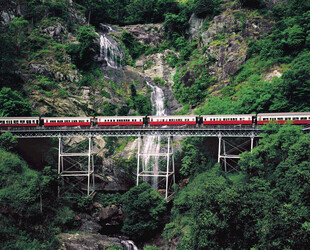 山间红火车穿行瀑布美景