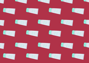 红色背景上的白色条状图案