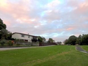 黄昏下的小镇风景