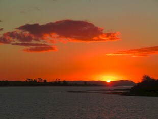 夕阳下的绚烂海滨美景