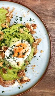 美味牛油果吐司配鸡蛋