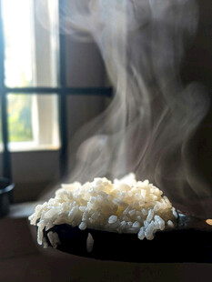 热气腾腾的美味白米饭