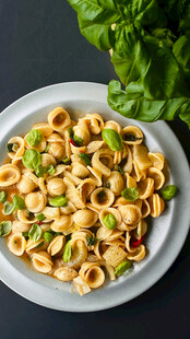 美味通心粉配新鲜蔬菜