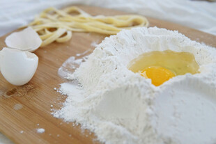 面粉鸡蛋准备做面食