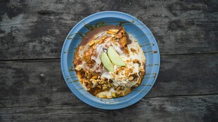 蓝色盘中的美味食物