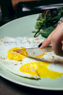 优雅切分溏心蛋的精致瞬间