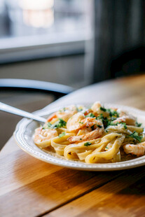 美味意面摆于木桌之上