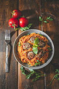 木桌上的美味意面料理