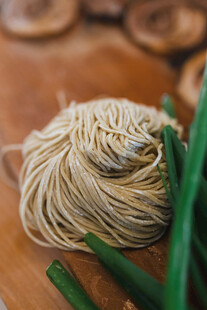 手工面条与翠绿葱段