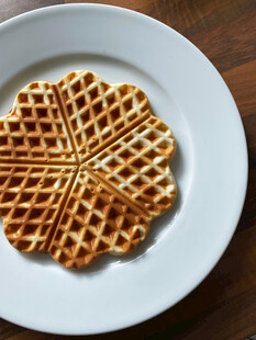 白色盘子上的美味华夫饼