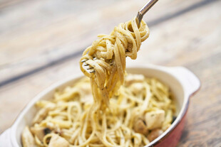 美味面条被筷子挑起