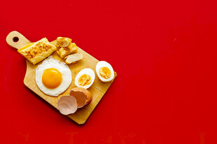 红色背景上的美味早餐拼盘