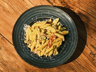 黑色盘中的美味通心粉