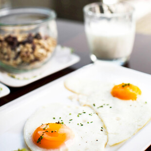 美味煎蛋搭配牛奶与谷物