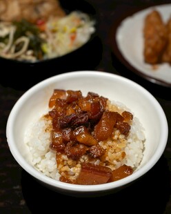 美味酱汁卤肉盖浇饭