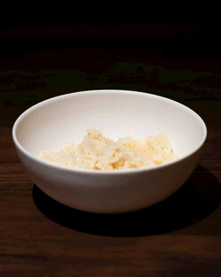 木桌上的一碗玉米粒