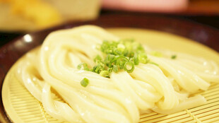 葱花点缀的美味手工面条