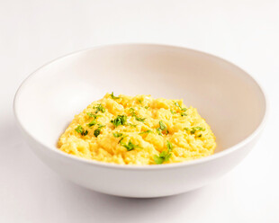 白色碗中的美味炒鸡蛋