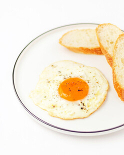 煎蛋配吐司