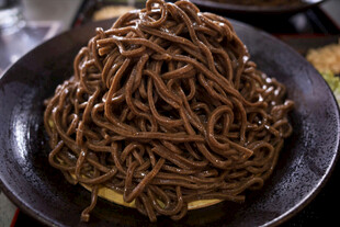 一碗美味的棕色面条