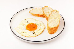 煎蛋配面包片早餐画面
